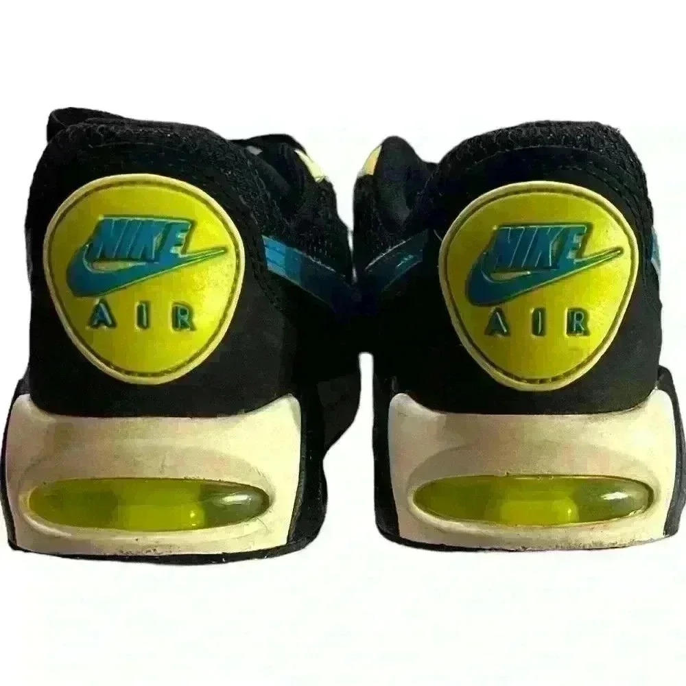 Nike Air Max  Size 4Y. Pre Owned in very good condition